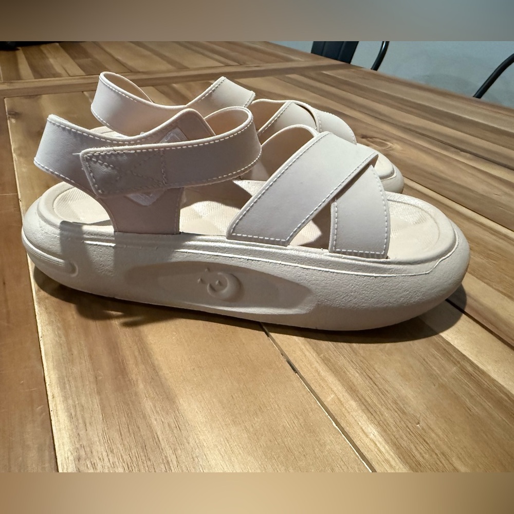 New women’s platform cream colored sandals sz 9